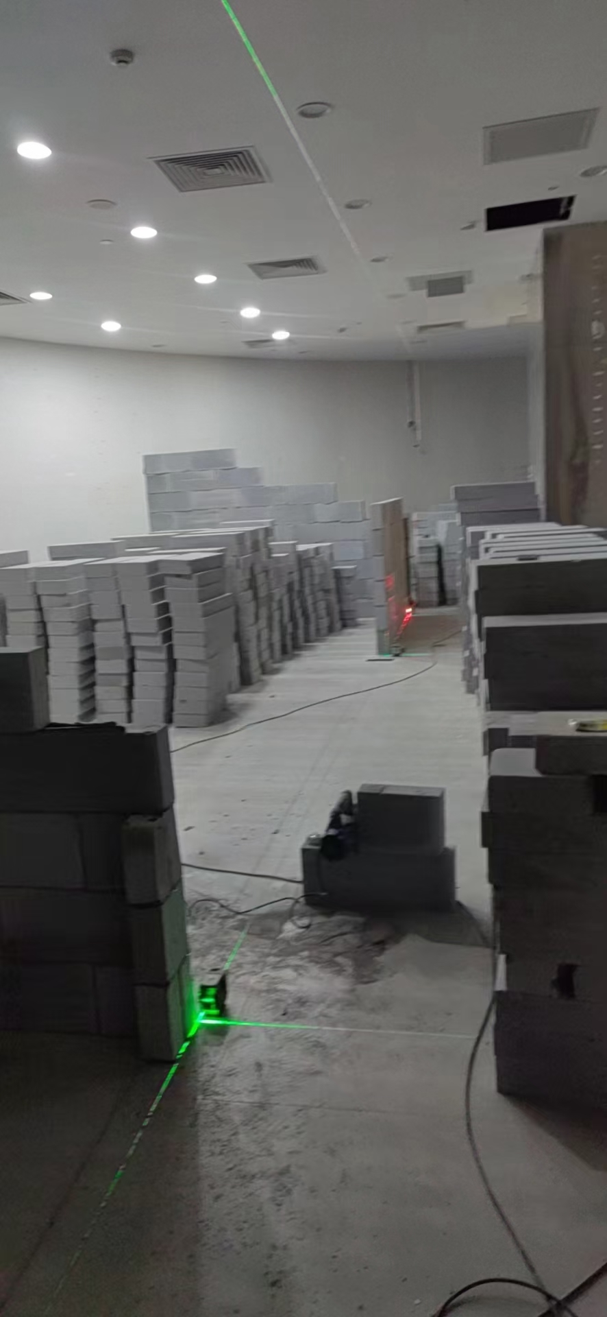 办公楼隔墙施工场景
